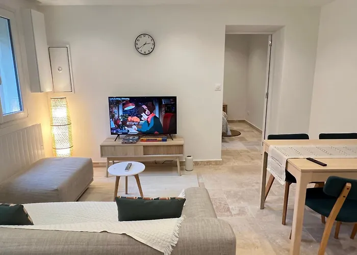 Charming House 2Br, 100M To Rer B Laplace Station