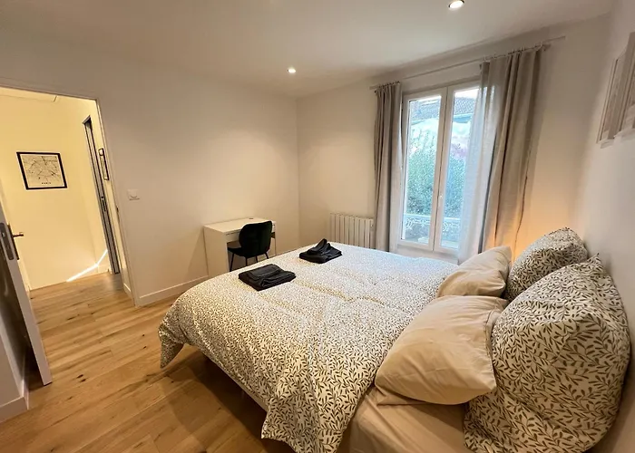 Charming House 2Br, 100M To Rer B Laplace Station