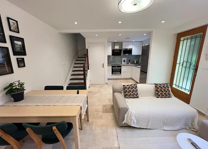 Charming House 2Br, 100M To Rer B Laplace Station